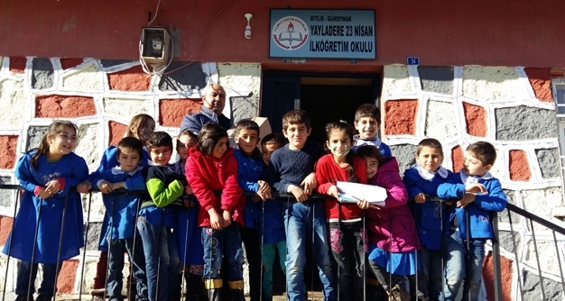 Güroymak’taki köy okulu öğrencilerine kırtasiye desteği