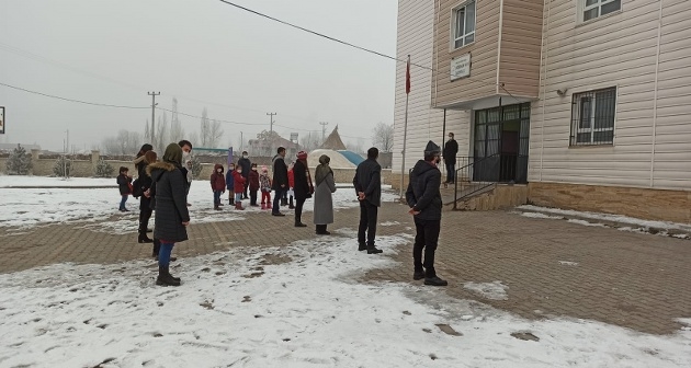Güroymak'taki okullarda bayrak töreni düzenlendi