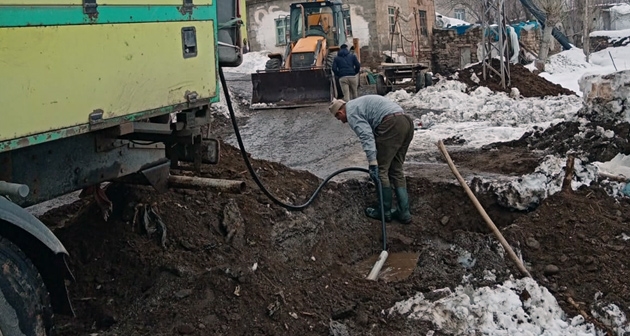 Köyün donan su borusunu onarmak için seferber oldular