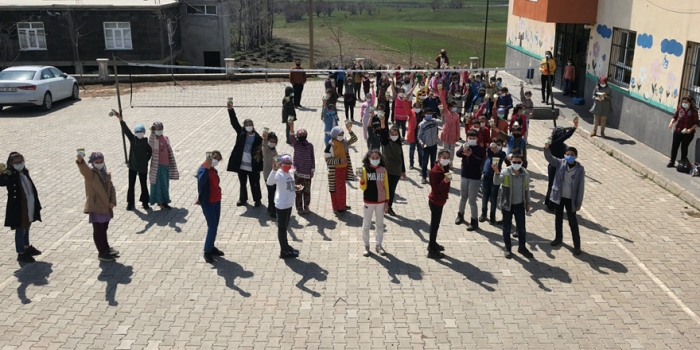 Özkavak köy okulunda geri dönüştürülmüş saksılarda tohum ekimi