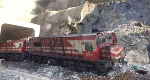 Tatvan'daki yük treni heyelan nedeniyle raydan çıktı