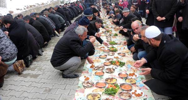 Zilan Şeyhi için 2 kilometrelik sofra kuruldu