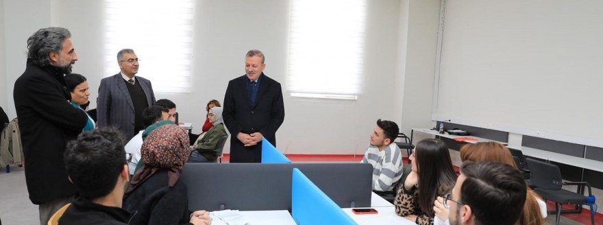 Bitlis Eren Üniversitesi Rektörü Elmastaş, Sınav Haftasında Öğrencilerle Buluştu