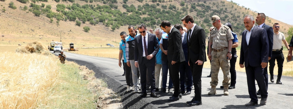 Bitlis Valisi Güroymak'taki Asfalt Çalışmalarını Denetledi