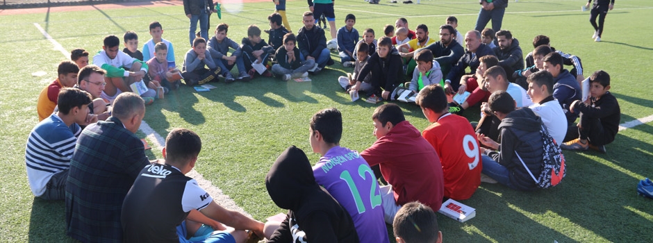 Farkındalık oluşturmak için sahada kitap okudular