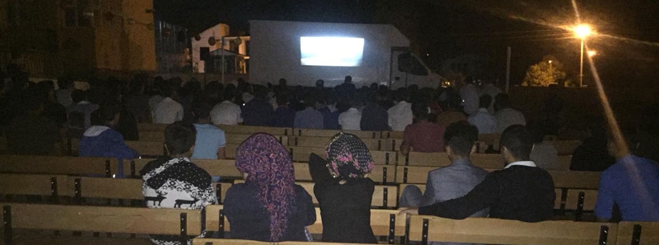 Güroymak’lı öğretmenden mahalleliye sinema keyfi