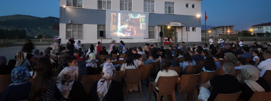 Güroymak’ta Açık Hava Sinema Gecesi Düzenlendi