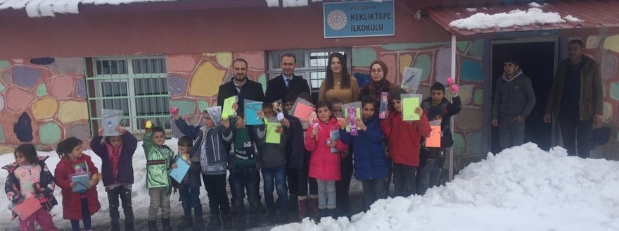 Güroymak'taki köy okullarına oyuncak ve kırtasiye yardımı