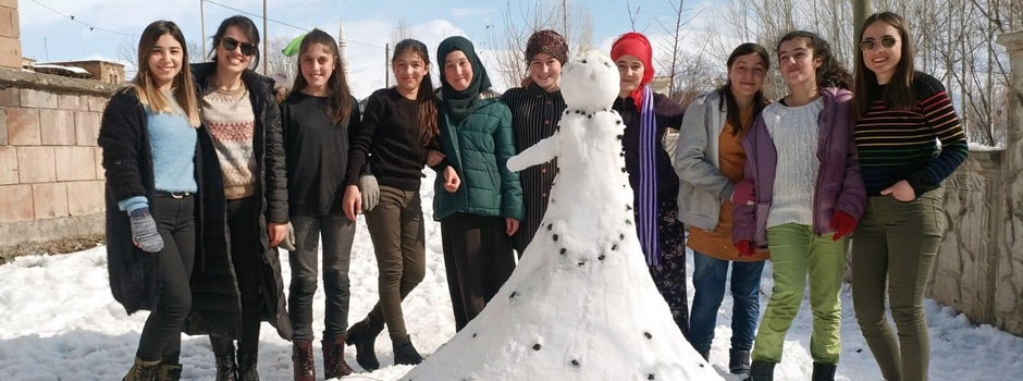 Köy okulunda kardan sanat yarışması düzenlendi