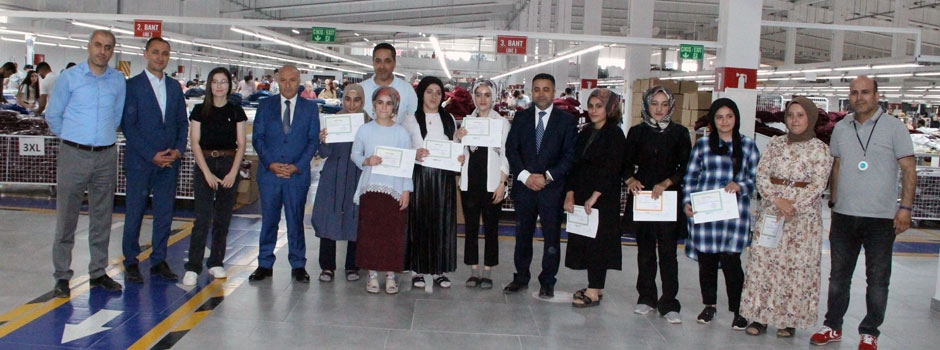 Tekstil fabrikasında çalışan 84 öğrenci karne heyecanı yaşadı